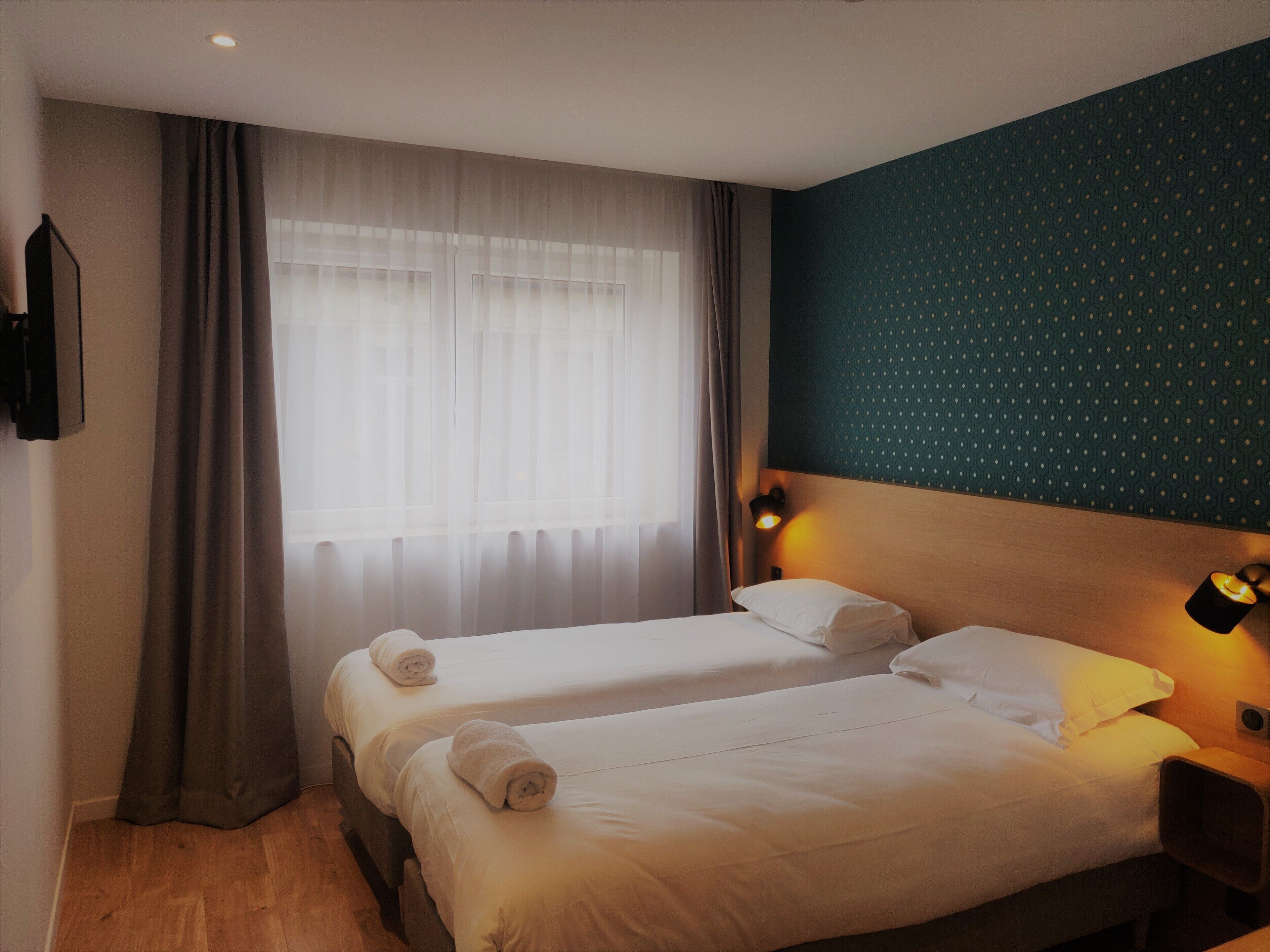 Espacio para trabajar con laptop y cortinas blackout 