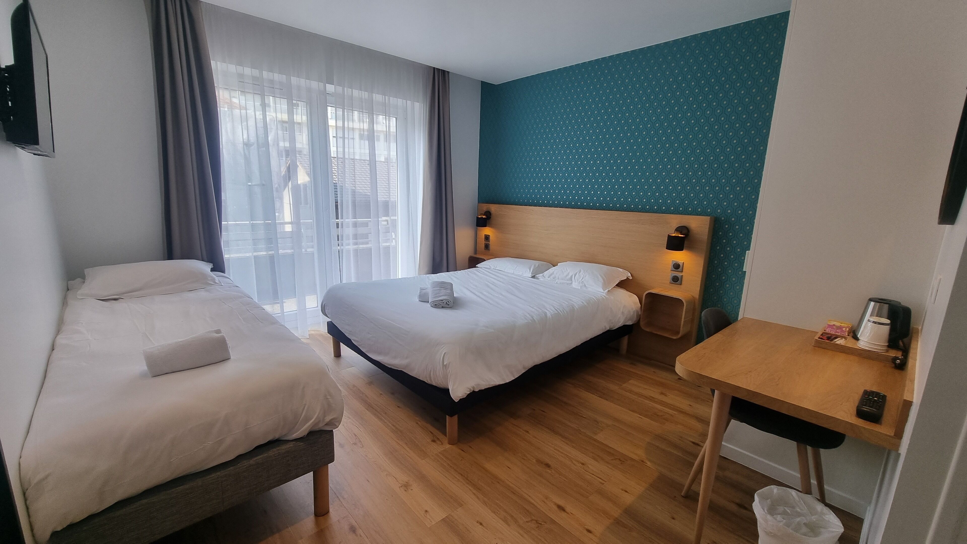 triple room | laptop workspace, blackout curtains, soundproofing, free wifi