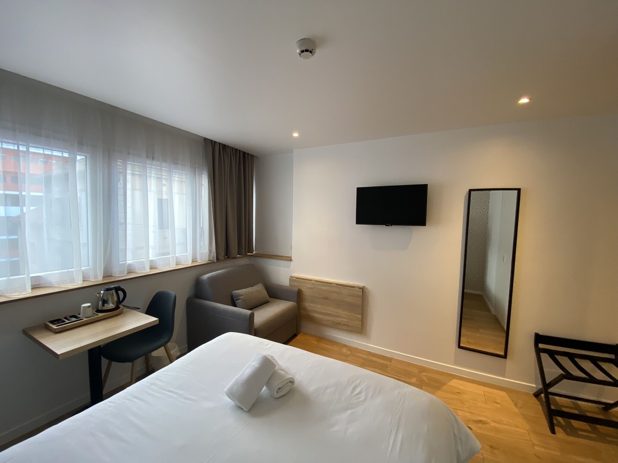 double room | laptop workspace, blackout curtains, soundproofing, free wifi