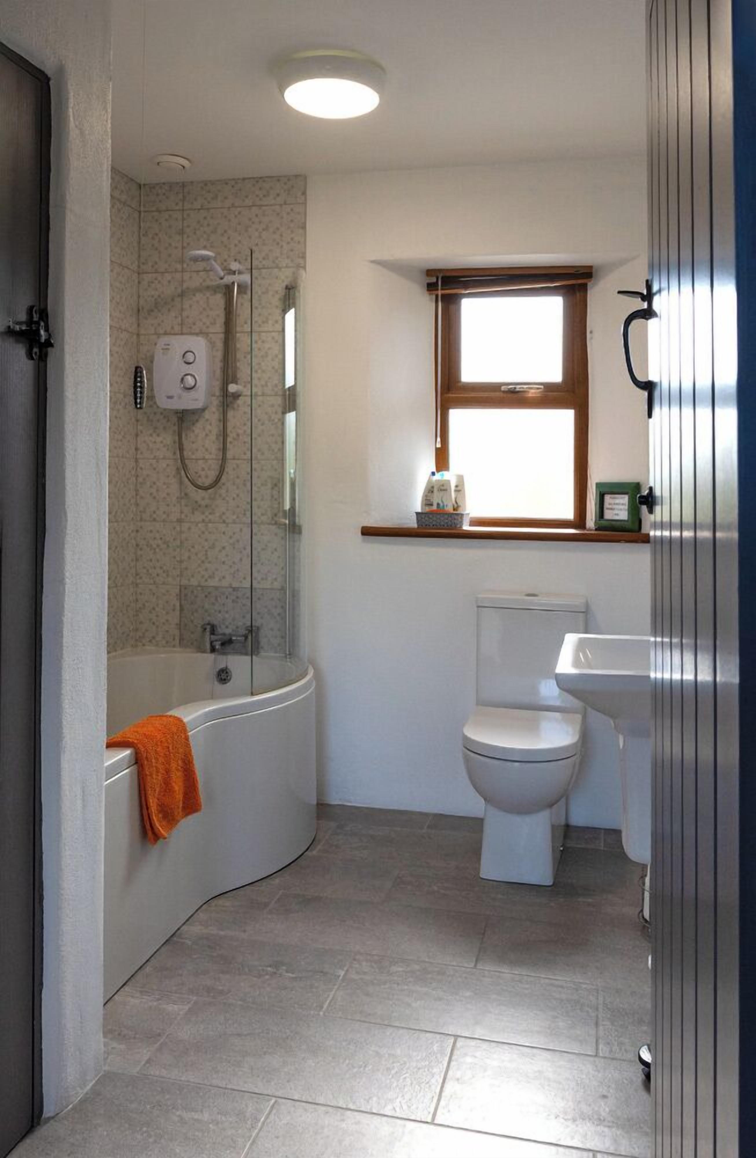 Standard Cottage | Bathroom | Combined shower/bathtub, deep-soaking bathtub, hair dryer, towels