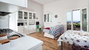 Apartamento, 2 habitaciones, vistas al mar, frente a la playa | Servicio de comidas en la habitación