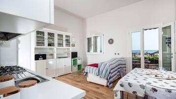 Kondominium, 2 kamar tidur, pemandangan laut, menghadap pantai | Makan di kamar