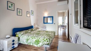 Apartamento, 2 habitaciones, vistas al mar, frente a la playa | 2 dormitorios, tabla de planchar con plancha, wifi gratis y ropa de cama
