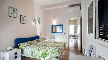 Condo, 2 Bedrooms, Sea View, Beachfront | 2 bilik tidur, seterika/papan seterika, Wi-fi percuma, cadar katil