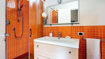 Kondominium, 2 kamar tidur, pemandangan laut | Kamar mandi | Shower, pancuran hujan, pengering rambut, dan handuk