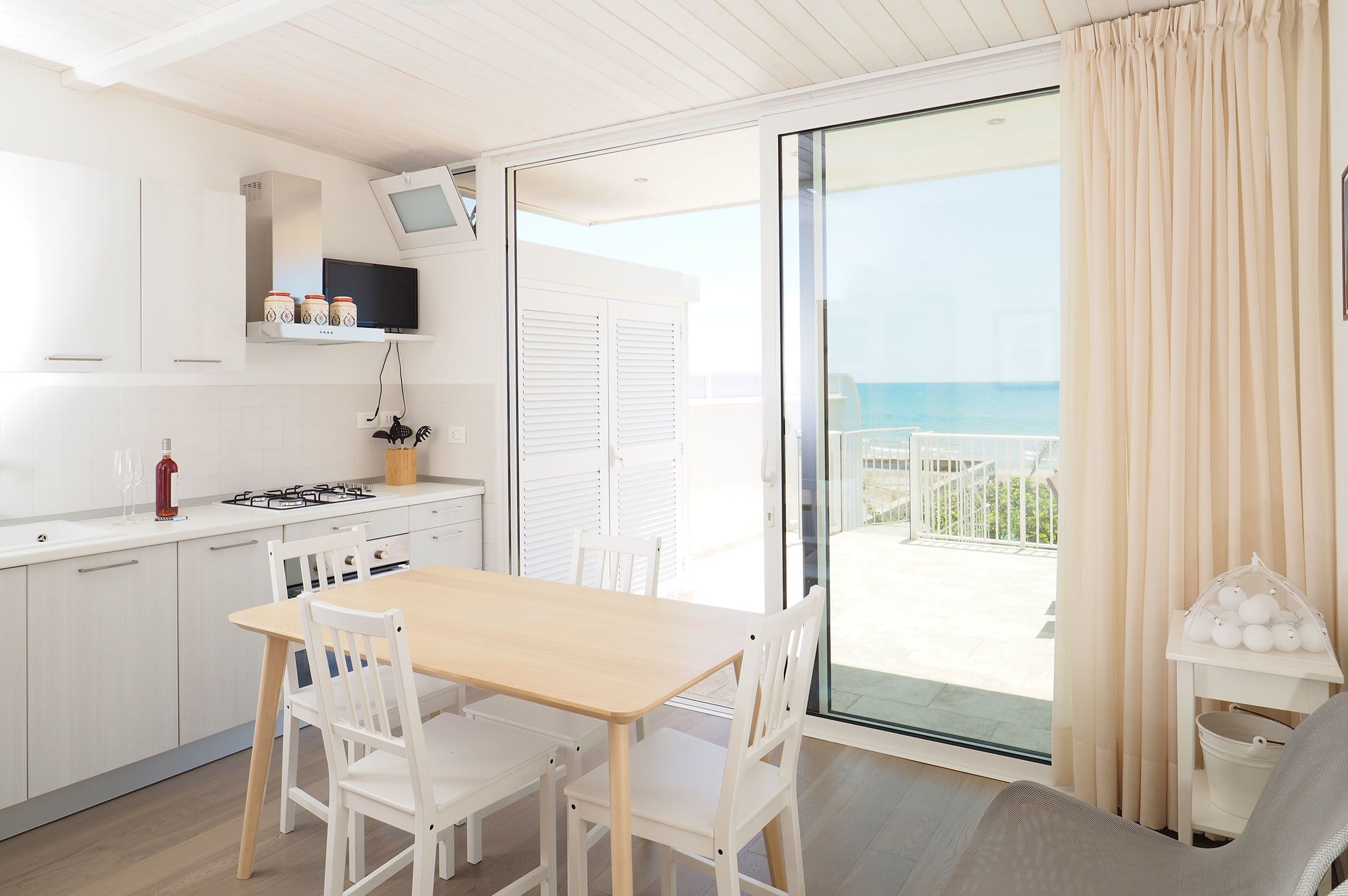 Villa, 4 Bedrooms | Makan dalam bilik