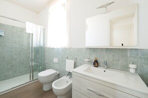 Villa, 4 habitaciones | Baño | Ducha, cabezal de ducha tipo lluvia, secador de pelo y bidé