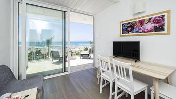 Apartemen, 2 kamar tidur | Ruang keluarga | TV layar datar