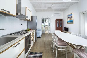 Appartement, 3 slaapkamers | Privékeuken | Een koelkast/vriezer, een oven, een kookplaat, een vaatwasser