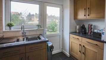 Family House, 3 Bedrooms | Shared kitchen facilities | Fridge, microwave, oven, dishwasher