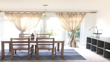 Family House, 3 Bedrooms | In-room dining