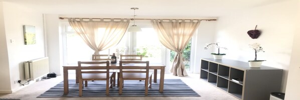 Family House, 3 Bedrooms | In-room dining