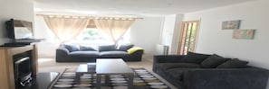 Casa familiar, 3 habitaciones | Área de sala de estar | Chimenea