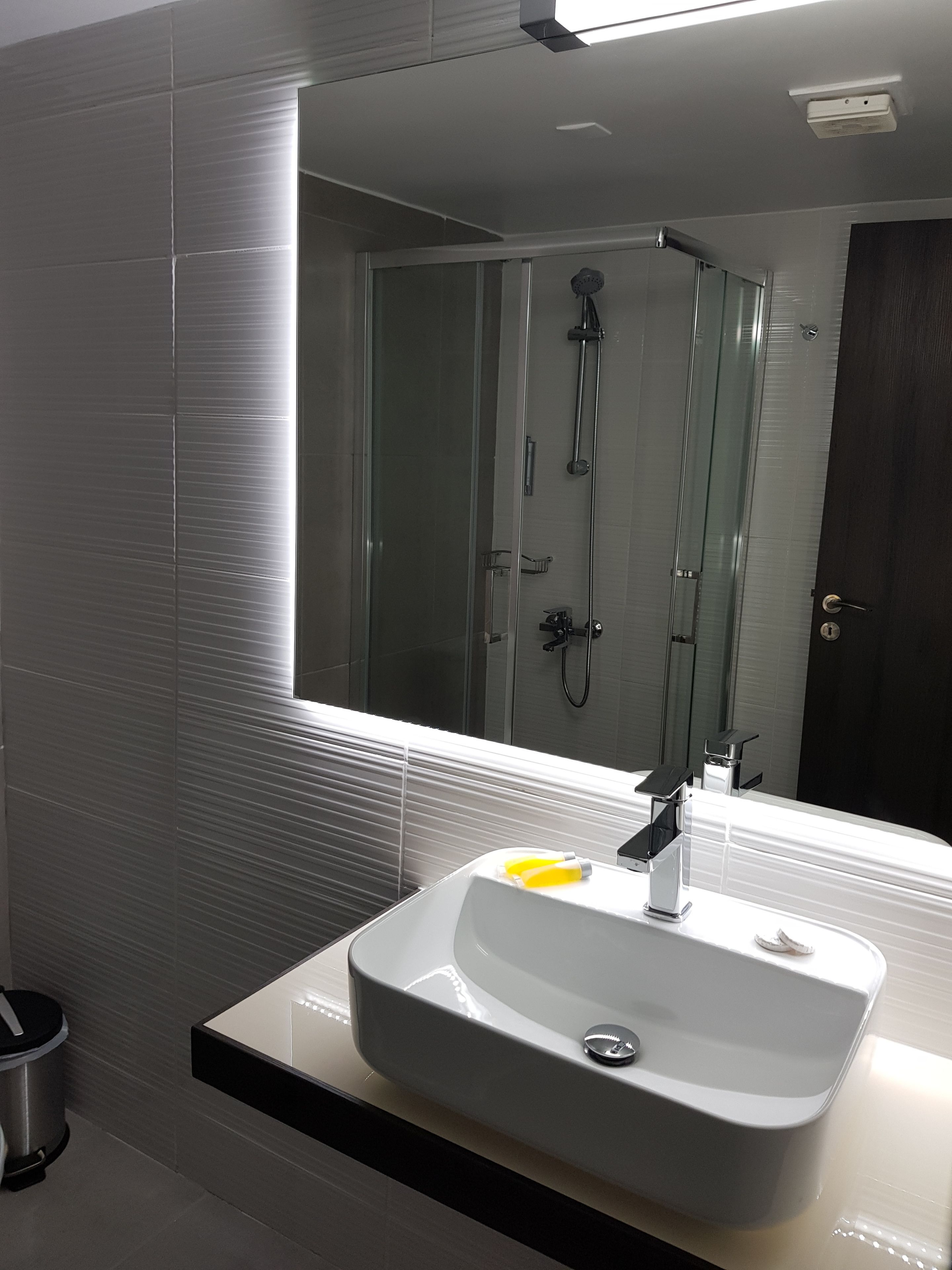 Apartment, 1 Bedroom | Bathroom | Shower, rainfall showerhead, free toiletries, hair dryer