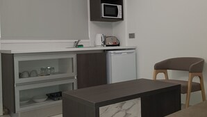 อพาร์ทเมนท์, 1 ห้องนอน | บริเวณนั่งเล่น | ทีวีจอแบน