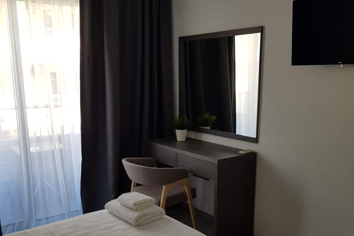 Geluiddichte muren, een strijkplank/strijkijzer, gratis babybedden