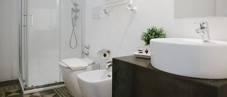 Shower, bidet, towels