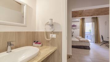 Doccia, set di cortesia gratuito, asciugacapelli, pantofole