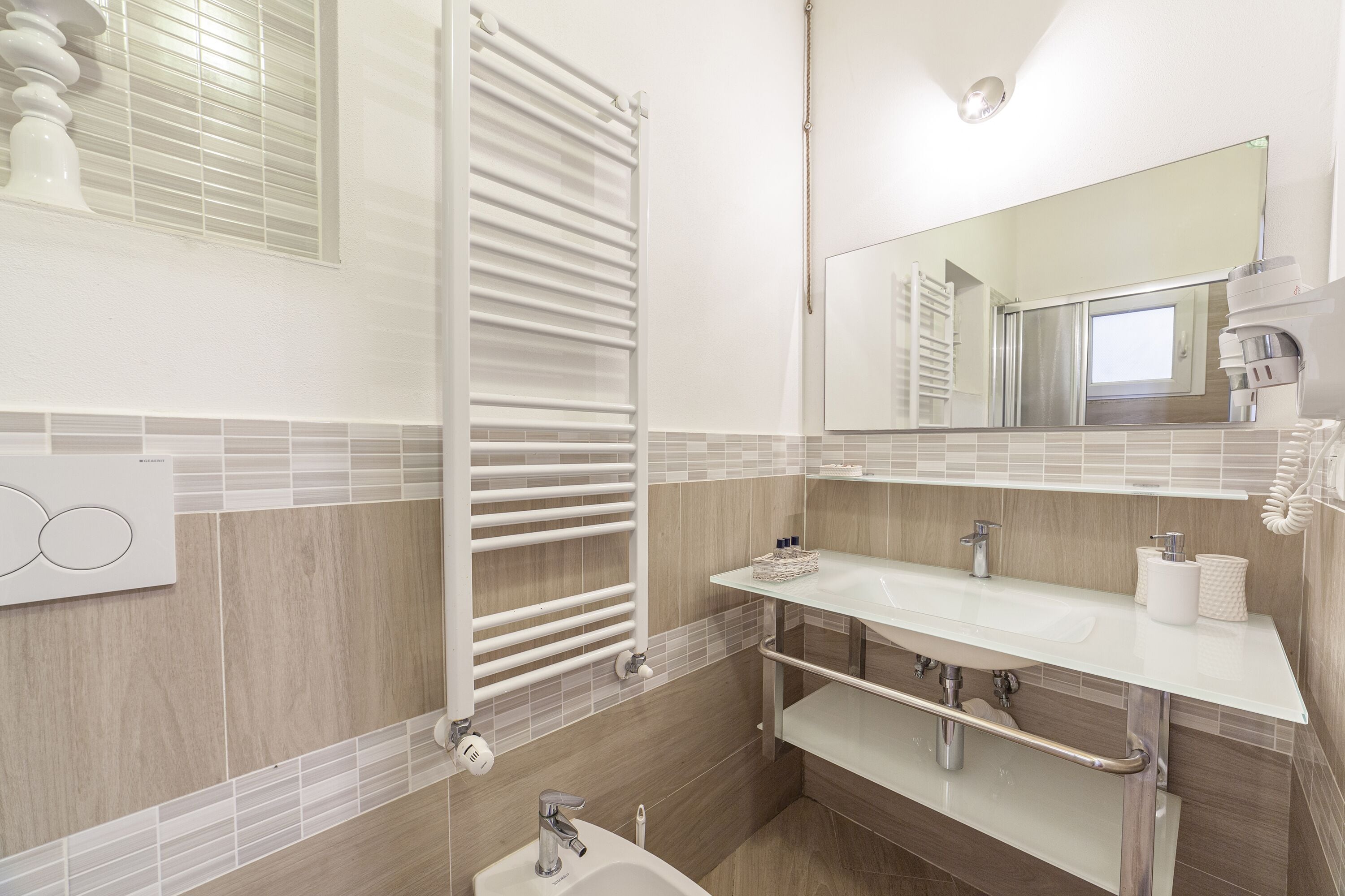 Doccia, set di cortesia gratuito, asciugacapelli, pantofole