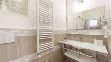 Doccia, set di cortesia gratuito, asciugacapelli, pantofole