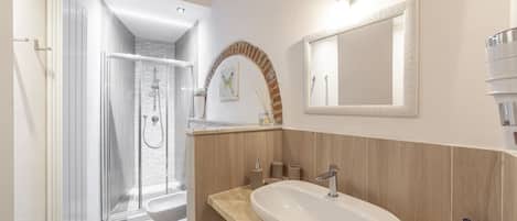 Familiekamer | Badkamer | Een douche, gratis toiletartikelen, een haardroger, pantoffels