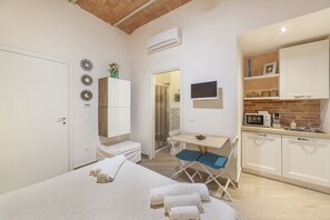 Family Room | Minibar, desk, blackout drapes, soundproofing - Prima dell'Elba Bed & Breakfast (Piombino)