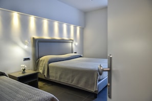 Habitació quàdruple, balcó | Roba de llit d'alta qualitat, minibar i decoració individual 