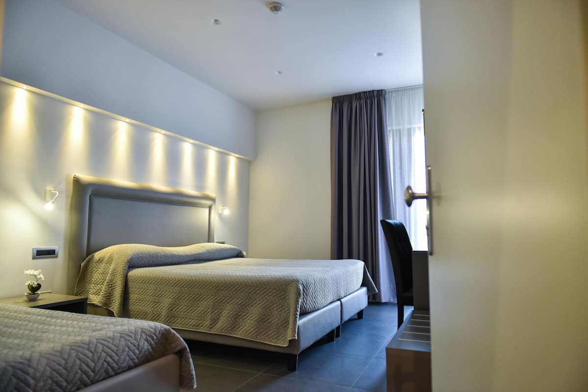 Quarto quádruplo, sacada | Roupas de cama premium, frigobar, individualmente decorados