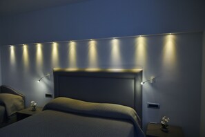 Ropa de cama de alta calidad, minibar y decoración personalizada 