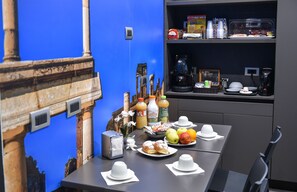 Se ofrece un desayuno bufé todos los días (por un coste adicional)