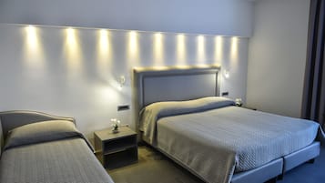 Vierpersoonskamer, balkon | Luxe beddengoed, een minibar, individueel gedecoreerd