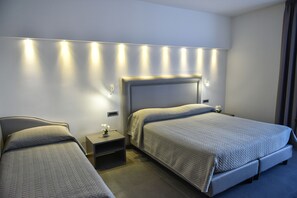 四人房, 阳台 | 高档床上用品、迷你吧、特色装修、特色家居