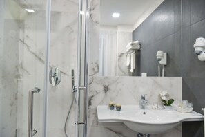Quadruple Room, Balcony | Bathroom | Shower, free toiletries, hair dryer, bidet