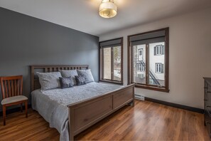 Premium bedding, laptop workspace, soundproofing, iron/ironing board - Les Chalets Sauvignon (Mont-Tremblant)