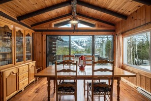 Chalet en bois rond | Cuisine privée | Réfrigérateur, micro-ondes, four, plaque de cuisson