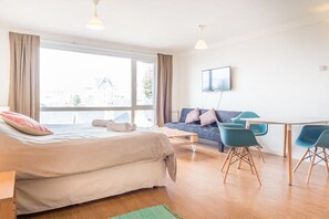 Studio - 1 dubbelsäng - sjöutsikt | Skrivbord, strykjärn/strykbräda, resesäng och gratis wi-fi