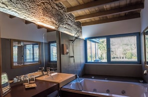 Cabin, 1 Bedroom (Moura) | Bathroom | Separate tub and shower, jetted tub, rainfall showerhead - A Cabana de Carmen (Outes)