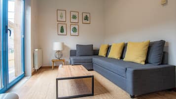 Cabaña, 2 habitaciones (Moucho) | Área de sala de estar | Televisión de plasma y chimenea