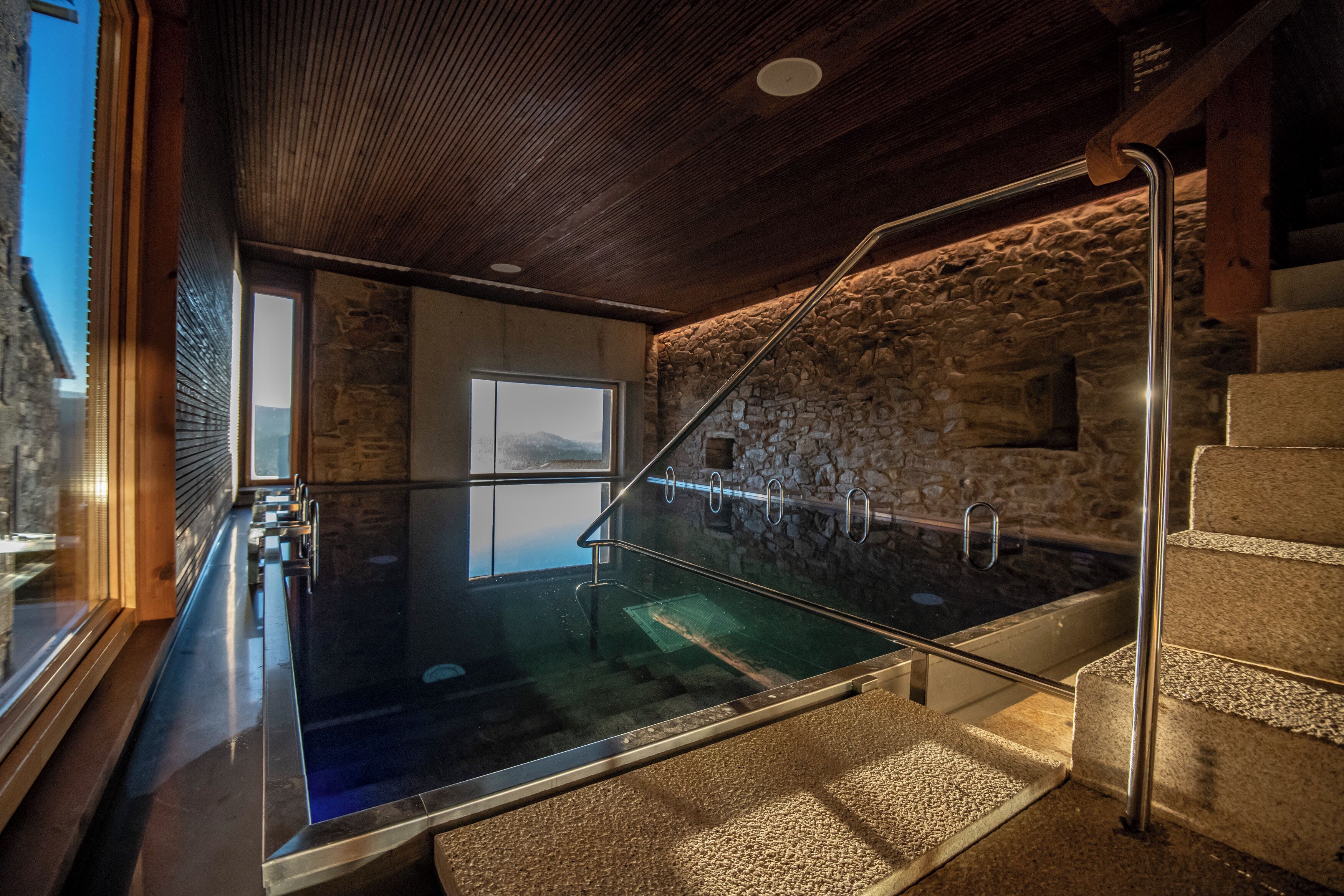 Kroppsbehandlinger, massasje med varme steiner og kroppsinnpakning