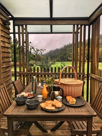 Daily to-go breakfast (EUR 12 per person)