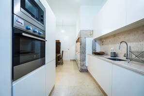 Full-size fridge, microwave, oven, toaster
