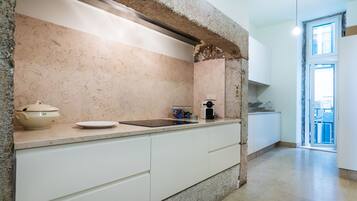 Full-size fridge, microwave, oven, toaster