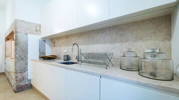 Lemari es besar, microwave, oven, dan pemanggang roti