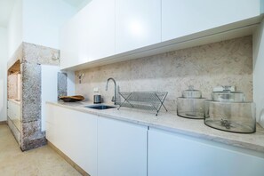 Grand réfrigérateur, micro-ondes, four, grille-pain