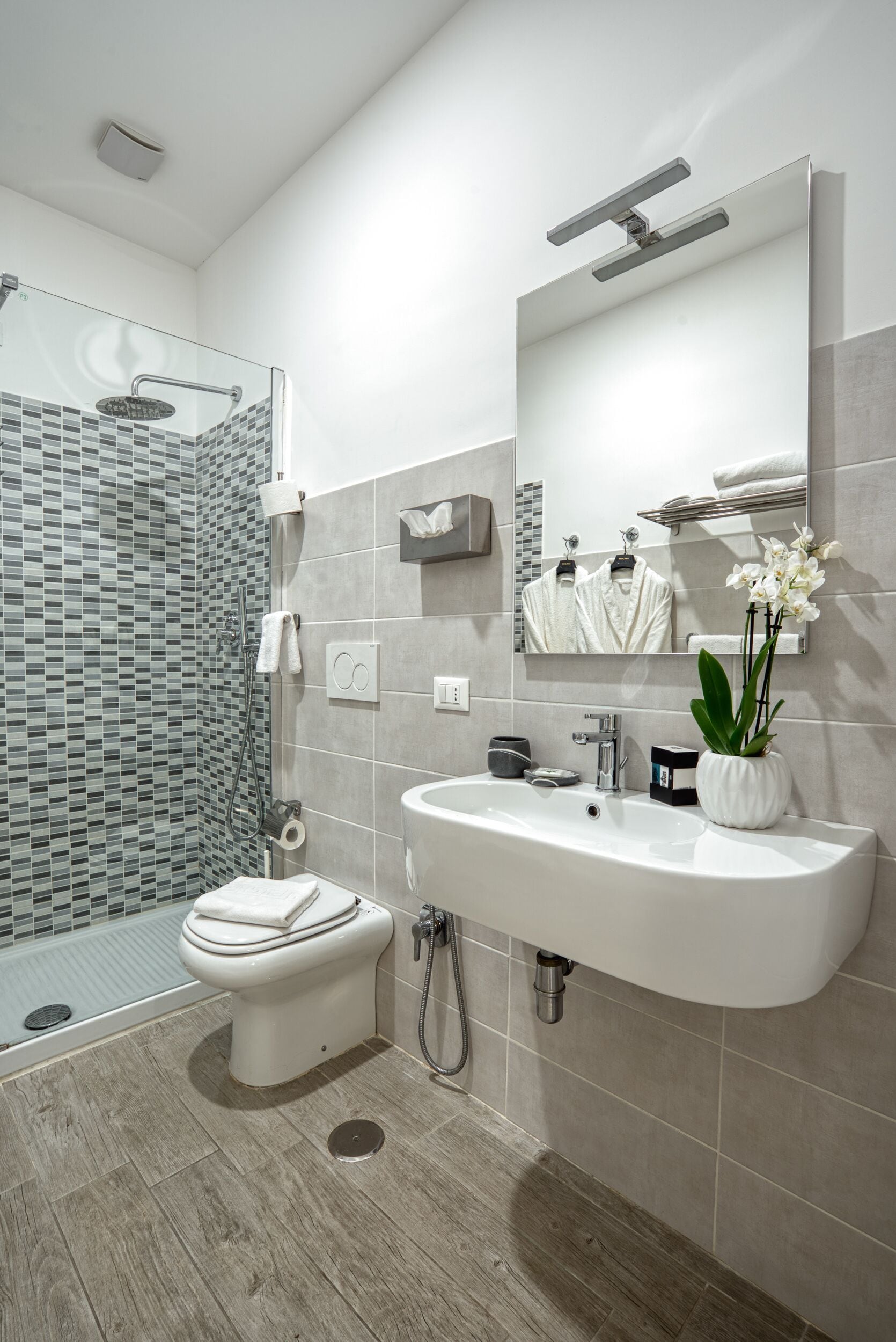 Habitación doble Deluxe | Baño | Regadera, regadera tipo lluvia, amenidades de baño gratuitas 