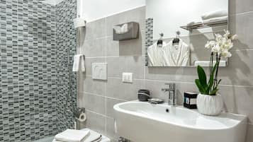 Habitación doble Deluxe | Baño | Regadera, regadera tipo lluvia, amenidades de baño gratuitas