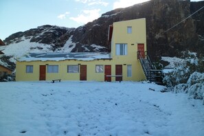 Front of property – evening/night - Milenarios Hostel (El Chalten)