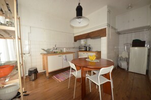 Apartamento família, 1 quarto, sacada, vista para a cidade (Downtown) | Cozinha privada | Refrigerador em uma área comum, micro-ondas em uma área comum