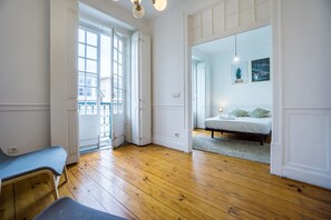 Kolmen hengen huone, jaettu kylpyhuone, kaupunkinäköala (Fantastic room) | Silitysrauta/-lauta, ilmaiset vauvansängyt, ilmainen Wi-Fi