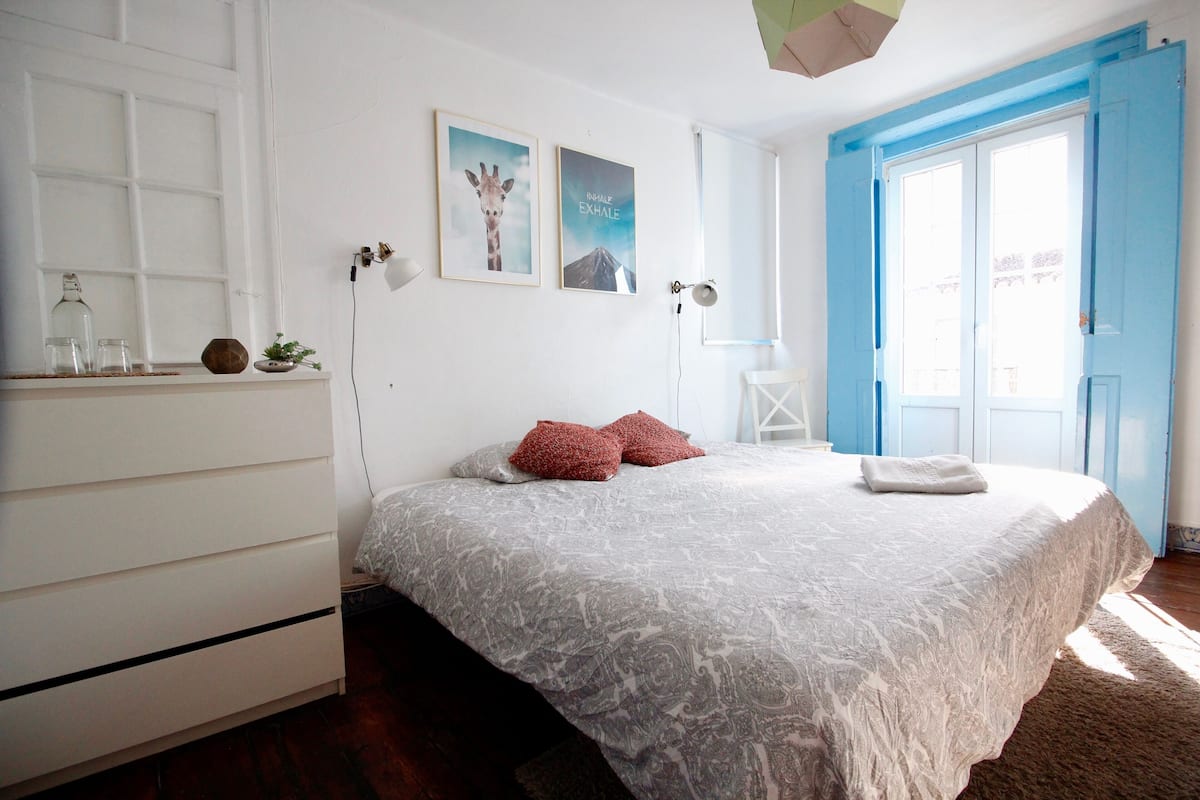 Habitación doble, baño compartido, vista a la ciudad (Nice terrace) | Tabla de planchar con plancha, cunas gratuitas y wifi gratis